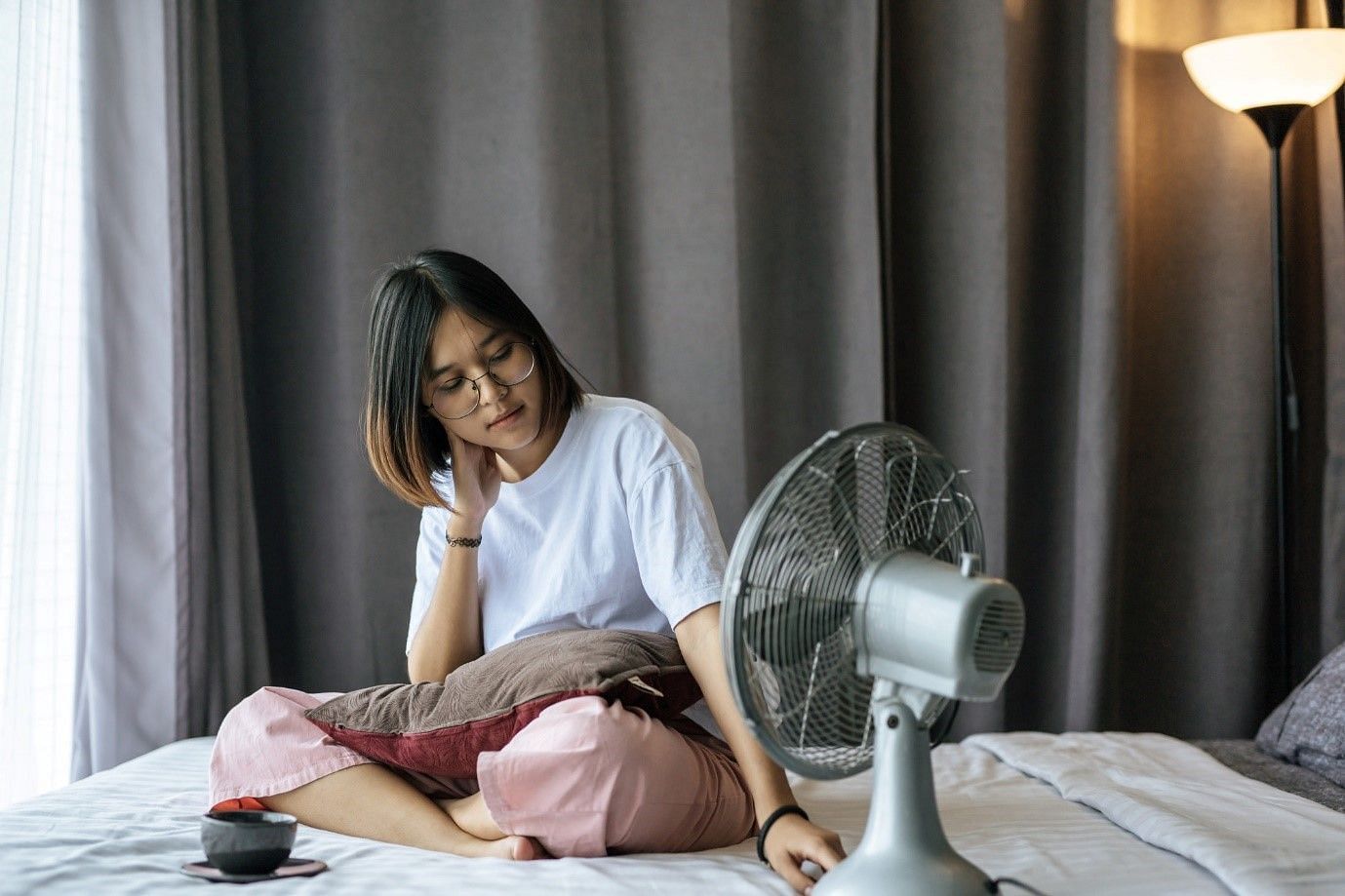 Table fans are a good way to have a cool breeze (Image by Jcomp on Freepik)